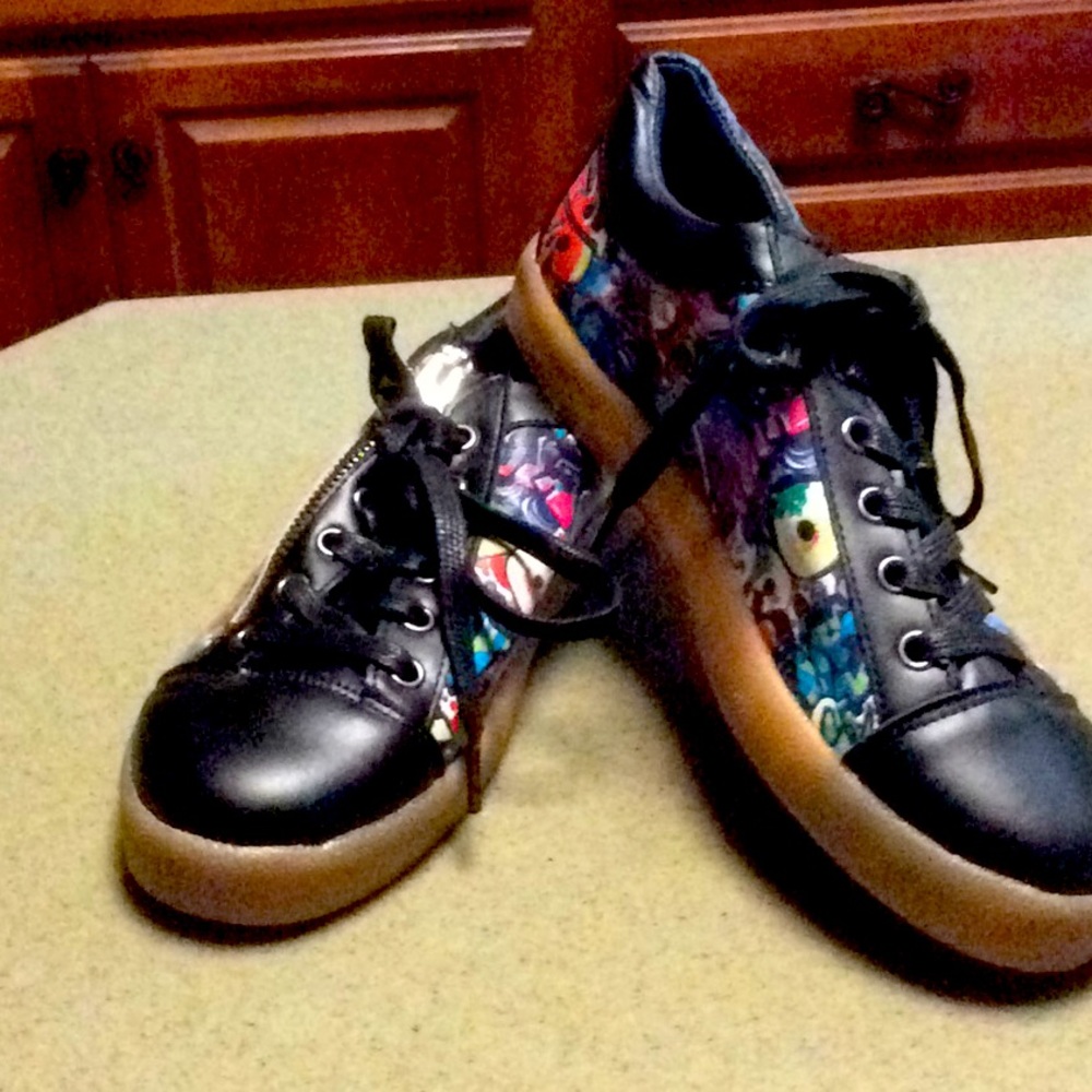 Tennis shoes